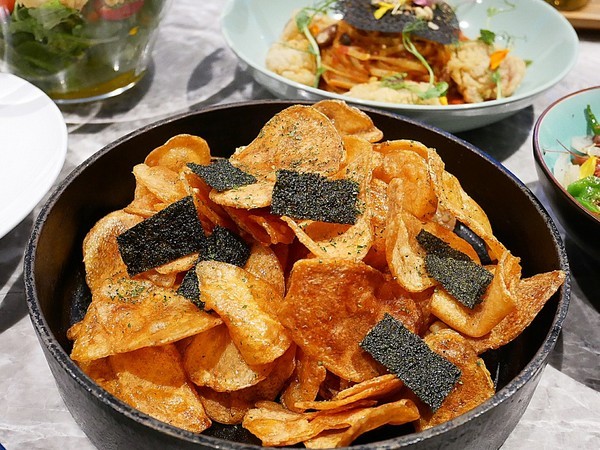 TinHouse樂庭地中海料理餐廳：TinHouse樂庭-台中逢甲網美級貨櫃屋餐館  店內店外充滿設計  餐點豐富兼具美感  多人套餐適合家人好友共享