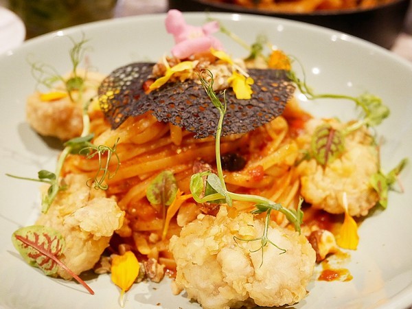 TinHouse樂庭地中海料理餐廳：TinHouse樂庭-台中逢甲網美級貨櫃屋餐館  店內店外充滿設計  餐點豐富兼具美感  多人套餐適合家人好友共享