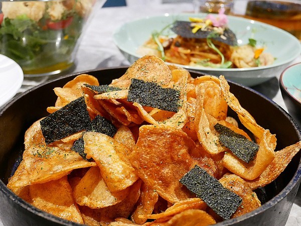 TinHouse樂庭地中海料理餐廳：TinHouse樂庭-台中逢甲網美級貨櫃屋餐館  店內店外充滿設計  餐點豐富兼具美感  多人套餐適合家人好友共享