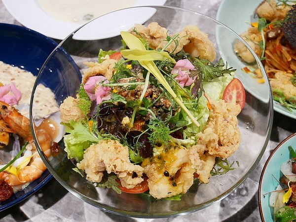 TinHouse樂庭地中海料理餐廳：TinHouse樂庭-台中逢甲網美級貨櫃屋餐館  店內店外充滿設計  餐點豐富兼具美感  多人套餐適合家人好友共享