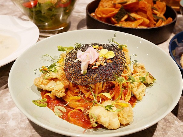 TinHouse樂庭地中海料理餐廳：TinHouse樂庭-台中逢甲網美級貨櫃屋餐館  店內店外充滿設計  餐點豐富兼具美感  多人套餐適合家人好友共享