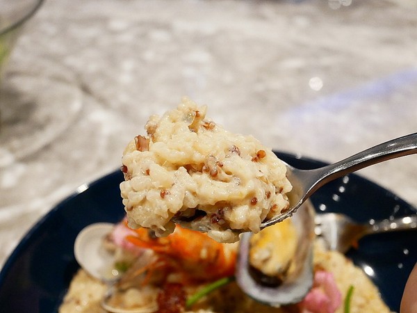 TinHouse樂庭地中海料理餐廳：TinHouse樂庭-台中逢甲網美級貨櫃屋餐館  店內店外充滿設計  餐點豐富兼具美感  多人套餐適合家人好友共享