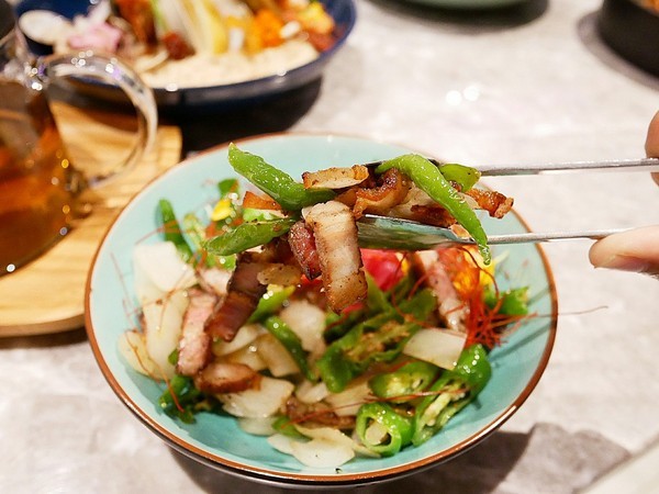 TinHouse樂庭地中海料理餐廳：TinHouse樂庭-台中逢甲網美級貨櫃屋餐館  店內店外充滿設計  餐點豐富兼具美感  多人套餐適合家人好友共享