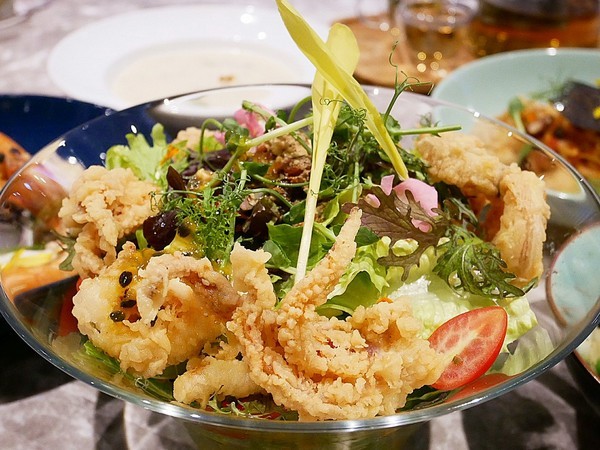 TinHouse樂庭地中海料理餐廳：TinHouse樂庭-台中逢甲網美級貨櫃屋餐館  店內店外充滿設計  餐點豐富兼具美感  多人套餐適合家人好友共享