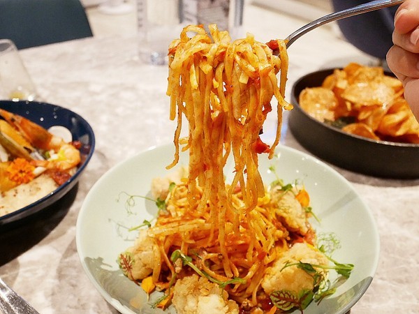 TinHouse樂庭地中海料理餐廳：TinHouse樂庭-台中逢甲網美級貨櫃屋餐館  店內店外充滿設計  餐點豐富兼具美感  多人套餐適合家人好友共享