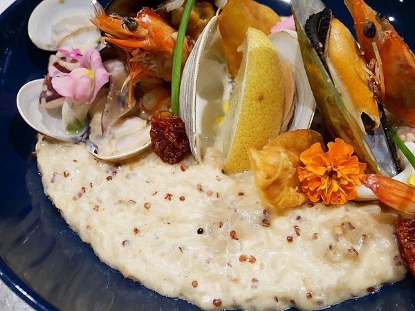 TinHouse樂庭地中海料理餐廳：TinHouse樂庭-台中逢甲網美級貨櫃屋餐館  店內店外充滿設計  餐點豐富兼具美感  多人套餐適合家人好友共享