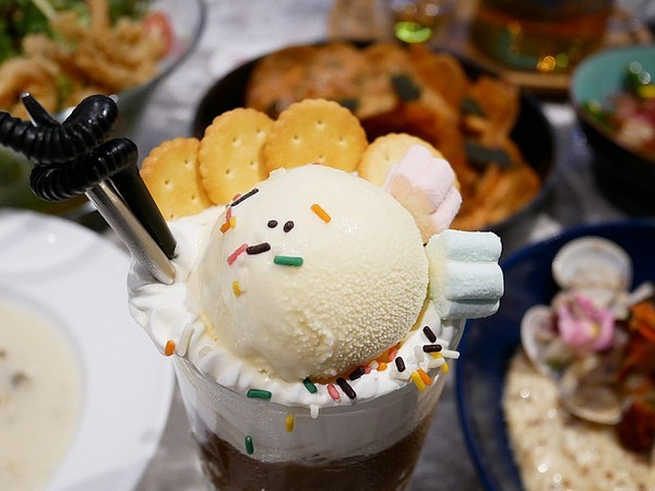 TinHouse樂庭地中海料理餐廳：TinHouse樂庭-台中逢甲網美級貨櫃屋餐館  店內店外充滿設計  餐點豐富兼具美感  多人套餐適合家人好友共享