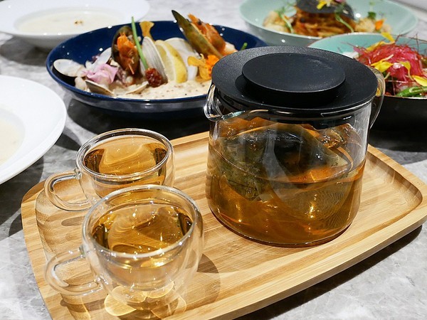 TinHouse樂庭地中海料理餐廳：TinHouse樂庭-台中逢甲網美級貨櫃屋餐館  店內店外充滿設計  餐點豐富兼具美感  多人套餐適合家人好友共享