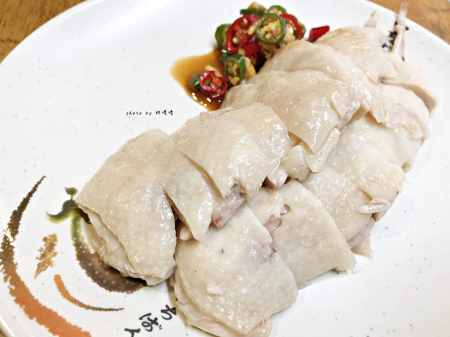 【台北 松山】慶城海南雞飯🐣只賣兩種餐，每到用餐時段人潮絡繹不絕，雞湯煮出的飯、肉質細滑的取骨雞腿肉，想吃只有平日有，吃過就回不去囉~