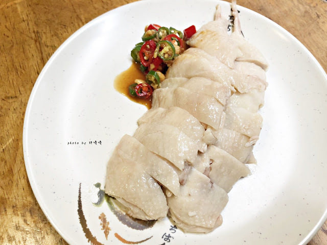 【台北 松山】慶城海南雞飯🐣只賣兩種餐，每到用餐時段人潮絡繹不絕，雞湯煮出的飯、肉質細滑的取骨雞腿肉，想吃只有平日有，吃過就回不去囉~