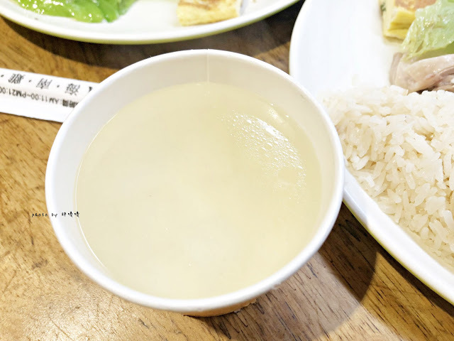 【台北 松山】慶城海南雞飯🐣只賣兩種餐，每到用餐時段人潮絡繹不絕，雞湯煮出的飯、肉質細滑的取骨雞腿肉，想吃只有平日有，吃過就回不去囉~