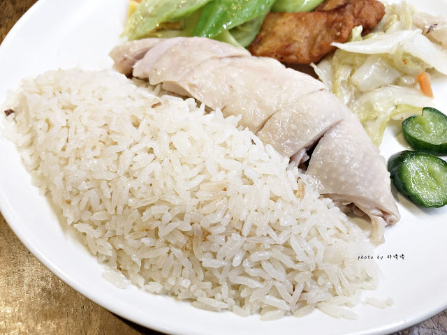 【台北 松山】慶城海南雞飯🐣只賣兩種餐，每到用餐時段人潮絡繹不絕，雞湯煮出的飯、肉質細滑的取骨雞腿肉，想吃只有平日有，吃過就回不去囉~