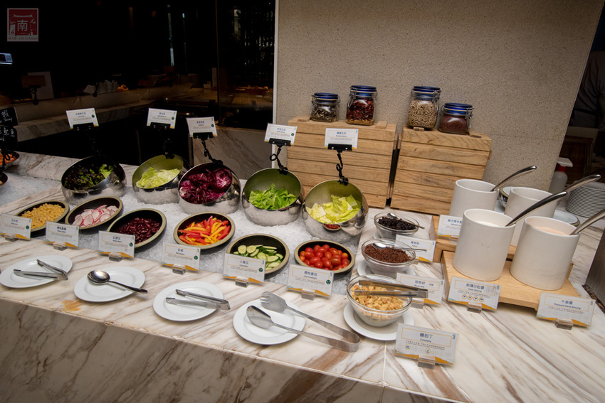 【臺南吃到飽】大員皇冠“元素全日餐廳”推出新菜色|臺灣好豬宴|鳳梨搭配新菜色|甜點繽紛講究~~元素全日餐廳 - 南人幫