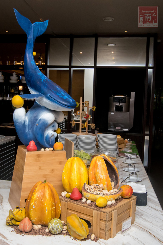 【臺南吃到飽】大員皇冠“元素全日餐廳”推出新菜色|臺灣好豬宴|鳳梨搭配新菜色|甜點繽紛講究~~元素全日餐廳 - 南人幫