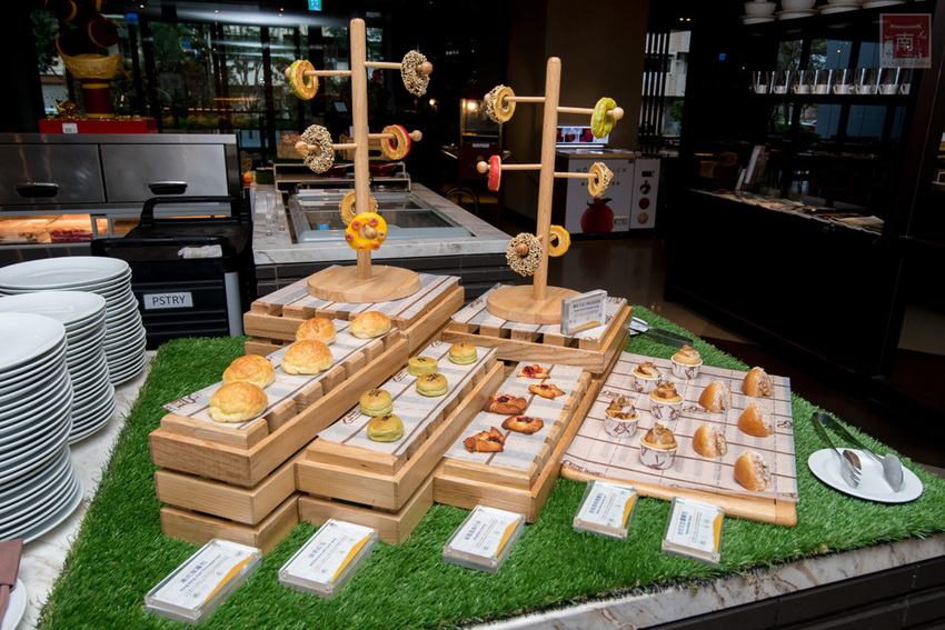 【臺南吃到飽】大員皇冠“元素全日餐廳”推出新菜色|臺灣好豬宴|鳳梨搭配新菜色|甜點繽紛講究~~元素全日餐廳 - 南人幫