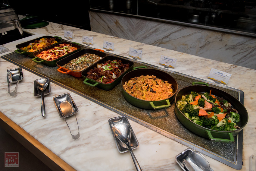 【臺南吃到飽】大員皇冠“元素全日餐廳”推出新菜色|臺灣好豬宴|鳳梨搭配新菜色|甜點繽紛講究~~元素全日餐廳 - 南人幫