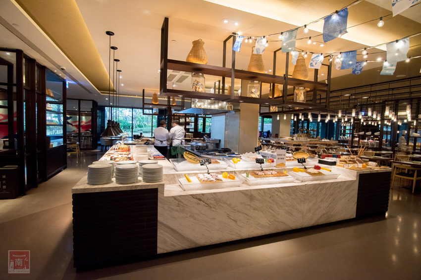 【臺南吃到飽】大員皇冠“元素全日餐廳”推出新菜色|臺灣好豬宴|鳳梨搭配新菜色|甜點繽紛講究~~元素全日餐廳 - 南人幫