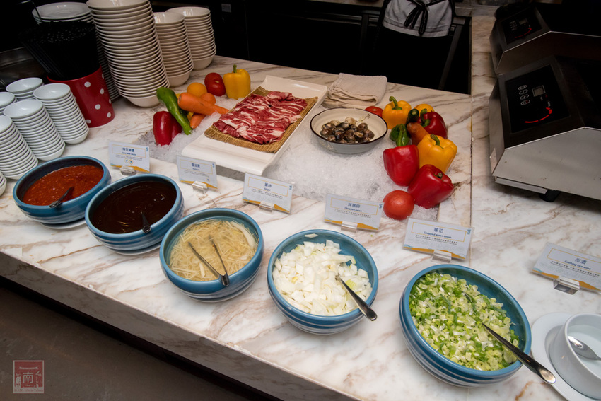 【臺南吃到飽】大員皇冠“元素全日餐廳”推出新菜色|臺灣好豬宴|鳳梨搭配新菜色|甜點繽紛講究~~元素全日餐廳 - 南人幫