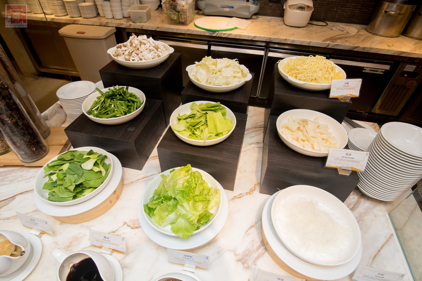 【臺南吃到飽】大員皇冠“元素全日餐廳”推出新菜色|臺灣好豬宴|鳳梨搭配新菜色|甜點繽紛講究~~元素全日餐廳 - 南人幫