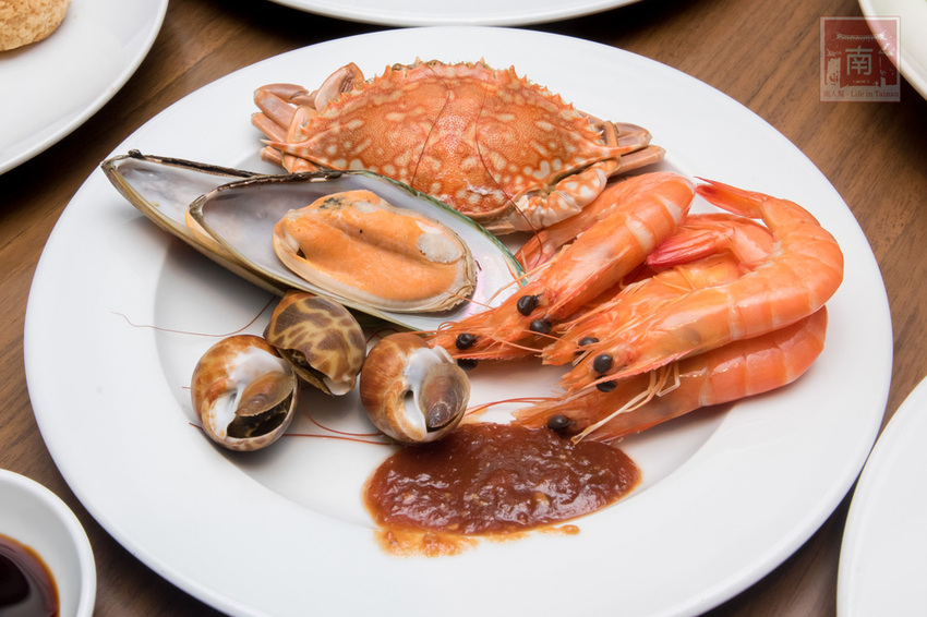 【臺南吃到飽】大員皇冠“元素全日餐廳”推出新菜色|臺灣好豬宴|鳳梨搭配新菜色|甜點繽紛講究~~元素全日餐廳 - 南人幫