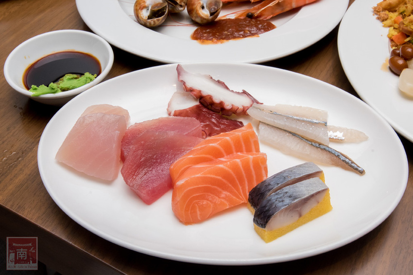 【臺南吃到飽】大員皇冠“元素全日餐廳”推出新菜色|臺灣好豬宴|鳳梨搭配新菜色|甜點繽紛講究~~元素全日餐廳 - 南人幫