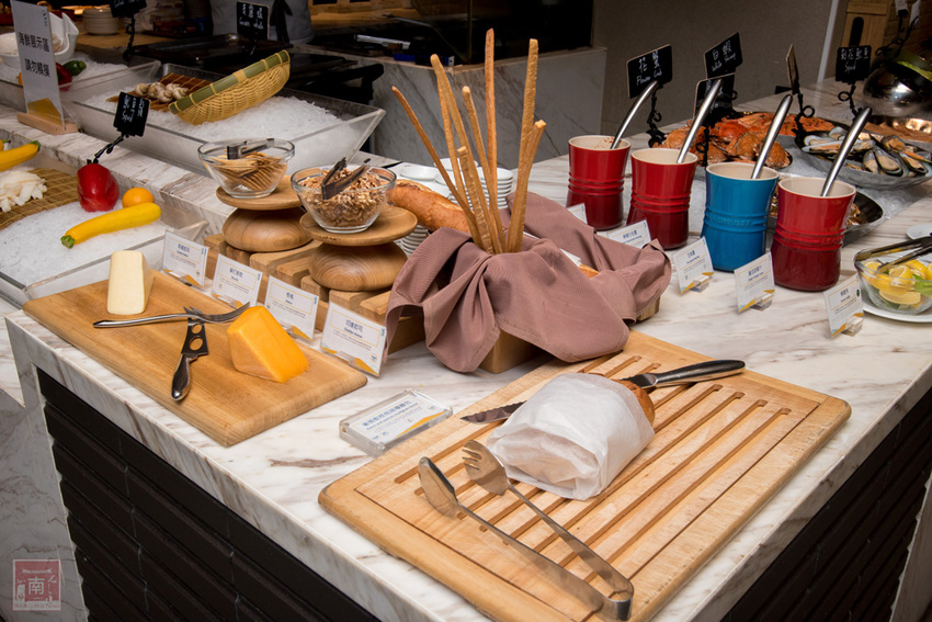 【臺南吃到飽】大員皇冠“元素全日餐廳”推出新菜色|臺灣好豬宴|鳳梨搭配新菜色|甜點繽紛講究~~元素全日餐廳 - 南人幫