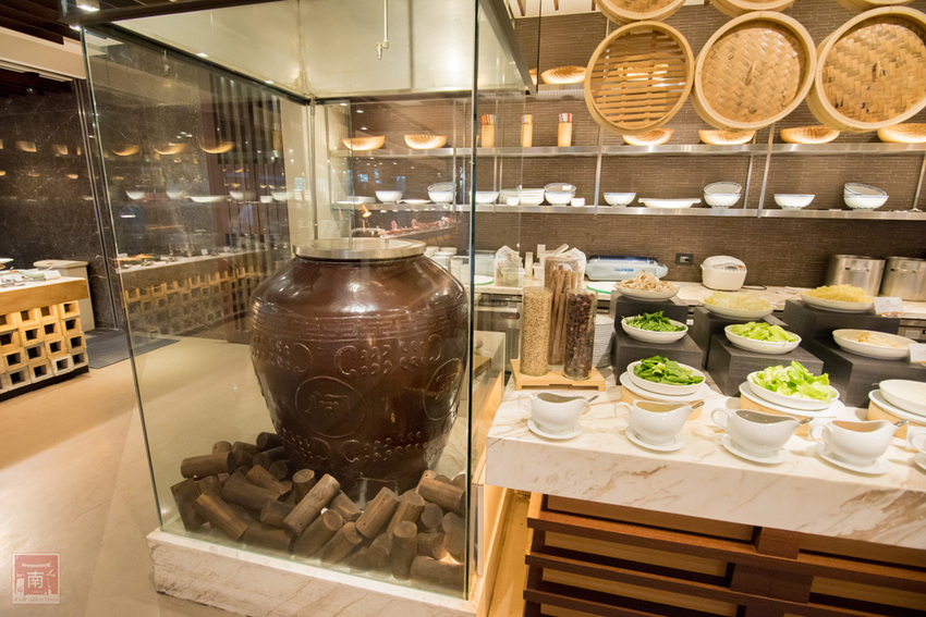 【臺南吃到飽】大員皇冠“元素全日餐廳”推出新菜色|臺灣好豬宴|鳳梨搭配新菜色|甜點繽紛講究~~元素全日餐廳 - 南人幫