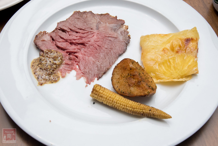 【臺南吃到飽】大員皇冠“元素全日餐廳”推出新菜色|臺灣好豬宴|鳳梨搭配新菜色|甜點繽紛講究~~元素全日餐廳 - 南人幫