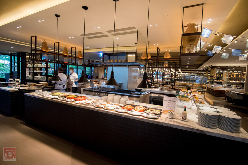 【臺南吃到飽】大員皇冠“元素全日餐廳”推出新菜色|臺灣好豬宴|鳳梨搭配新菜色|甜點繽紛講究~~元素全日餐廳 - 南人幫