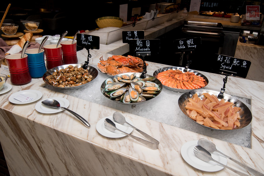 【臺南吃到飽】大員皇冠“元素全日餐廳”推出新菜色|臺灣好豬宴|鳳梨搭配新菜色|甜點繽紛講究~~元素全日餐廳 - 南人幫