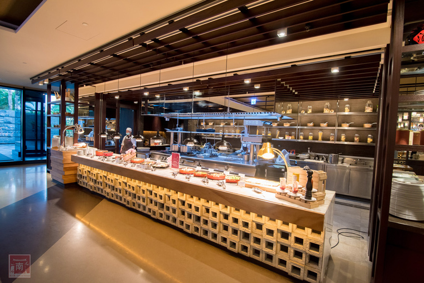 【臺南吃到飽】大員皇冠“元素全日餐廳”推出新菜色|臺灣好豬宴|鳳梨搭配新菜色|甜點繽紛講究~~元素全日餐廳 - 南人幫