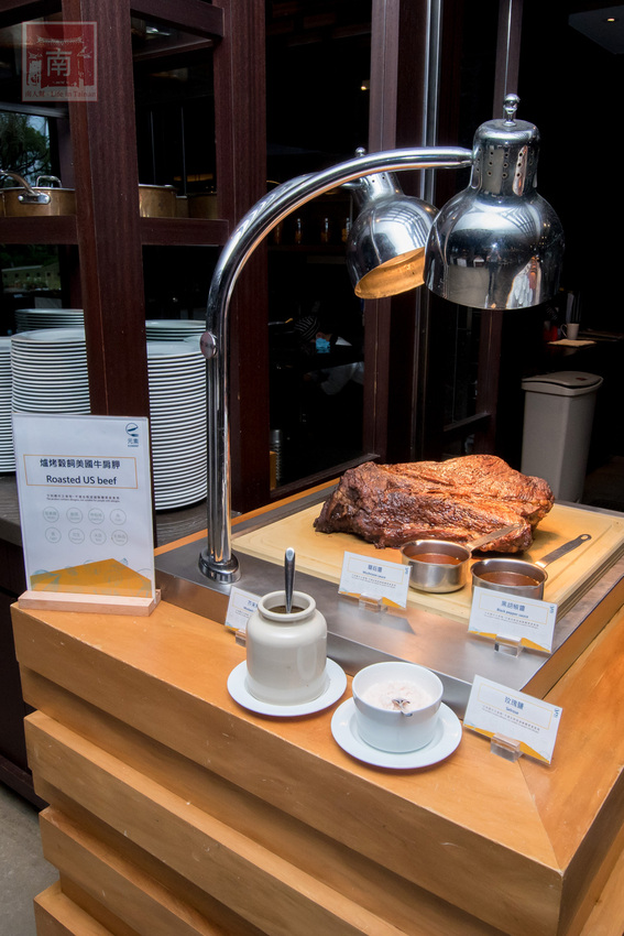 【臺南吃到飽】大員皇冠“元素全日餐廳”推出新菜色|臺灣好豬宴|鳳梨搭配新菜色|甜點繽紛講究~~元素全日餐廳 - 南人幫