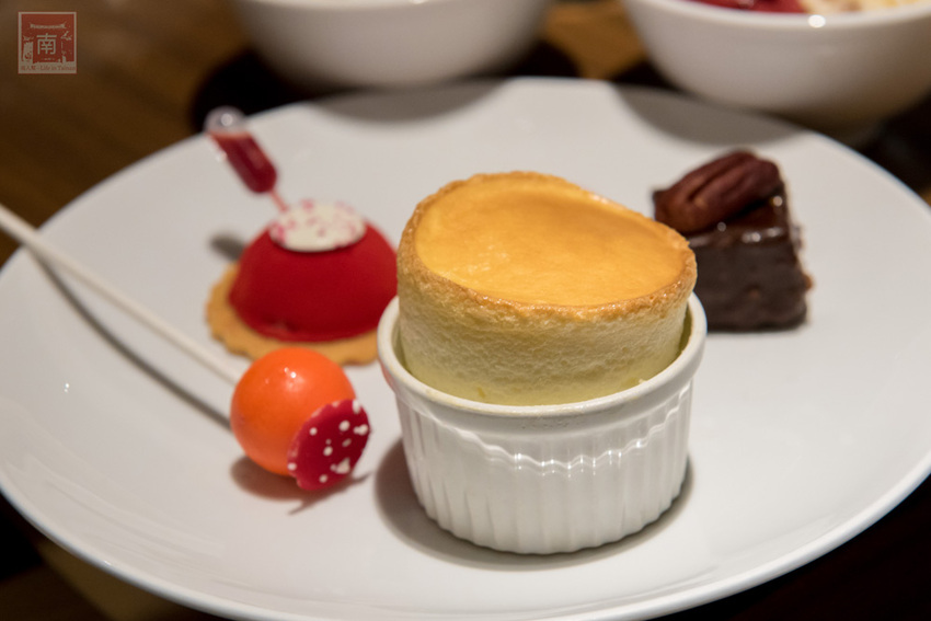 【臺南吃到飽】大員皇冠“元素全日餐廳”推出新菜色|臺灣好豬宴|鳳梨搭配新菜色|甜點繽紛講究~~元素全日餐廳 - 南人幫