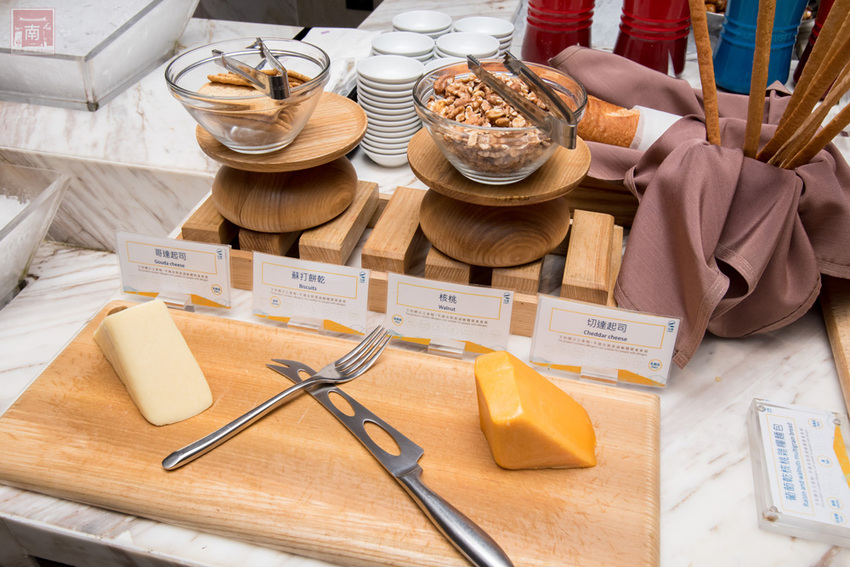 【臺南吃到飽】大員皇冠“元素全日餐廳”推出新菜色|臺灣好豬宴|鳳梨搭配新菜色|甜點繽紛講究~~元素全日餐廳 - 南人幫