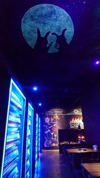 開烤Bar 炭火精品燒肉:高雄~開烤Bar 炭火精品燒肉‧異國精釀啤酒~夢幻銀河系星空~氣氛超好主題餐廳~