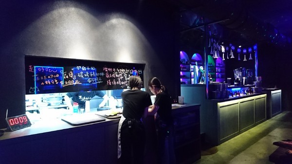 開烤Bar 炭火精品燒肉:高雄~開烤Bar 炭火精品燒肉‧異國精釀啤酒~夢幻銀河系星空~氣氛超好主題餐廳~