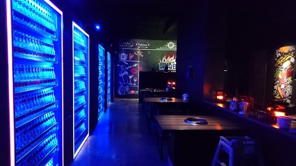 開烤Bar 炭火精品燒肉:高雄~開烤Bar 炭火精品燒肉‧異國精釀啤酒~夢幻銀河系星空~氣氛超好主題餐廳~