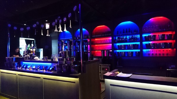 開烤Bar 炭火精品燒肉:高雄~開烤Bar 炭火精品燒肉‧異國精釀啤酒~夢幻銀河系星空~氣氛超好主題餐廳~