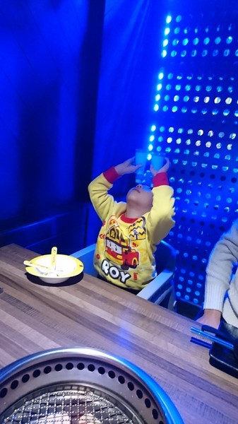 開烤Bar 炭火精品燒肉:高雄~開烤Bar 炭火精品燒肉‧異國精釀啤酒~夢幻銀河系星空~氣氛超好主題餐廳~