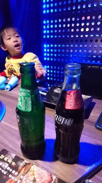 開烤Bar 炭火精品燒肉:高雄~開烤Bar 炭火精品燒肉‧異國精釀啤酒~夢幻銀河系星空~氣氛超好主題餐廳~