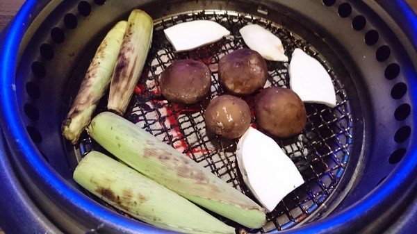 開烤Bar 炭火精品燒肉:高雄~開烤Bar 炭火精品燒肉‧異國精釀啤酒~夢幻銀河系星空~氣氛超好主題餐廳~