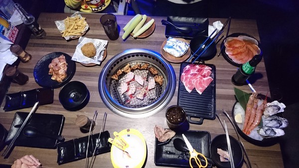 開烤Bar 炭火精品燒肉:高雄~開烤Bar 炭火精品燒肉‧異國精釀啤酒~夢幻銀河系星空~氣氛超好主題餐廳~