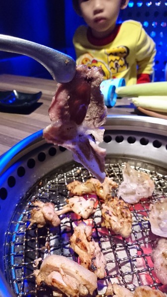 開烤Bar 炭火精品燒肉:高雄~開烤Bar 炭火精品燒肉‧異國精釀啤酒~夢幻銀河系星空~氣氛超好主題餐廳~