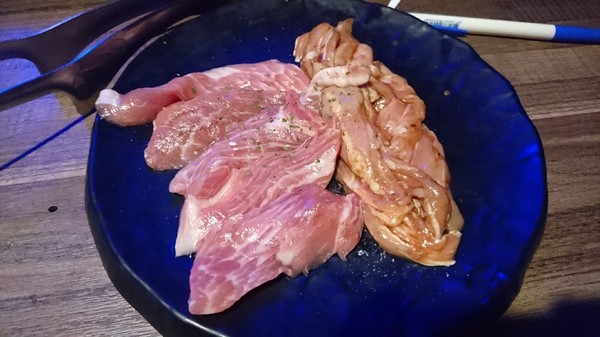 開烤Bar 炭火精品燒肉:高雄~開烤Bar 炭火精品燒肉‧異國精釀啤酒~夢幻銀河系星空~氣氛超好主題餐廳~