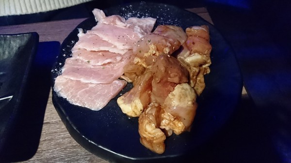 開烤Bar 炭火精品燒肉:高雄~開烤Bar 炭火精品燒肉‧異國精釀啤酒~夢幻銀河系星空~氣氛超好主題餐廳~