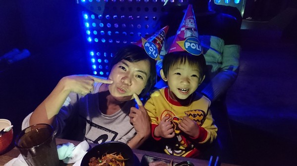 開烤Bar 炭火精品燒肉:高雄~開烤Bar 炭火精品燒肉‧異國精釀啤酒~夢幻銀河系星空~氣氛超好主題餐廳~