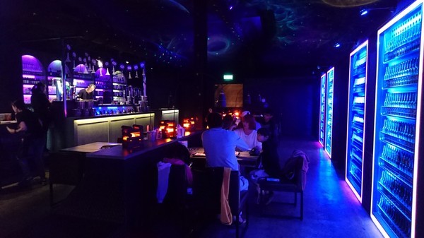 開烤Bar 炭火精品燒肉:高雄~開烤Bar 炭火精品燒肉‧異國精釀啤酒~夢幻銀河系星空~氣氛超好主題餐廳~