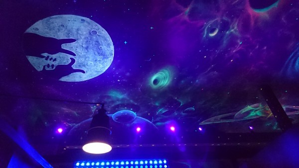 開烤Bar 炭火精品燒肉:高雄~開烤Bar 炭火精品燒肉‧異國精釀啤酒~夢幻銀河系星空~氣氛超好主題餐廳~