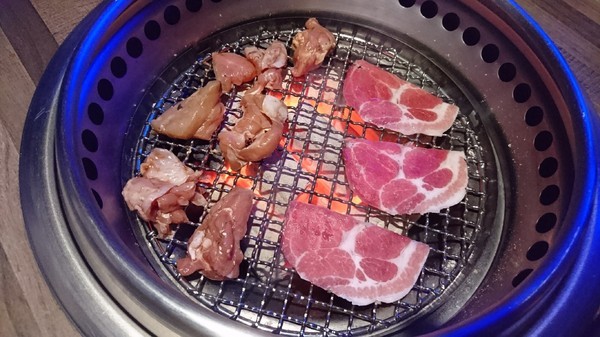 開烤Bar 炭火精品燒肉:高雄~開烤Bar 炭火精品燒肉‧異國精釀啤酒~夢幻銀河系星空~氣氛超好主題餐廳~