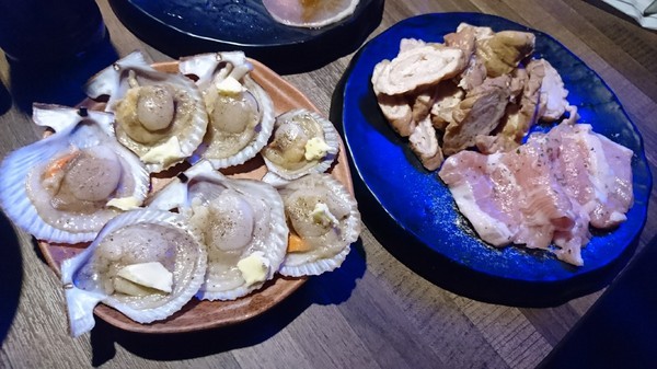 開烤Bar 炭火精品燒肉:高雄~開烤Bar 炭火精品燒肉‧異國精釀啤酒~夢幻銀河系星空~氣氛超好主題餐廳~